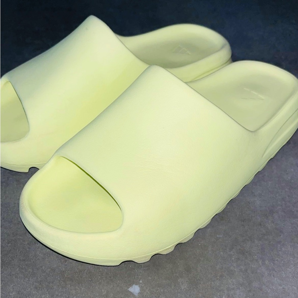 Yeezy slide glow 2022 lightly used